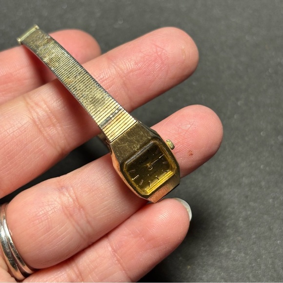 Vintage Pulsar Ladies Quartz Watch Gold Tone Rectangle Shaped Working Y580-5389 - Picture 5 of 9